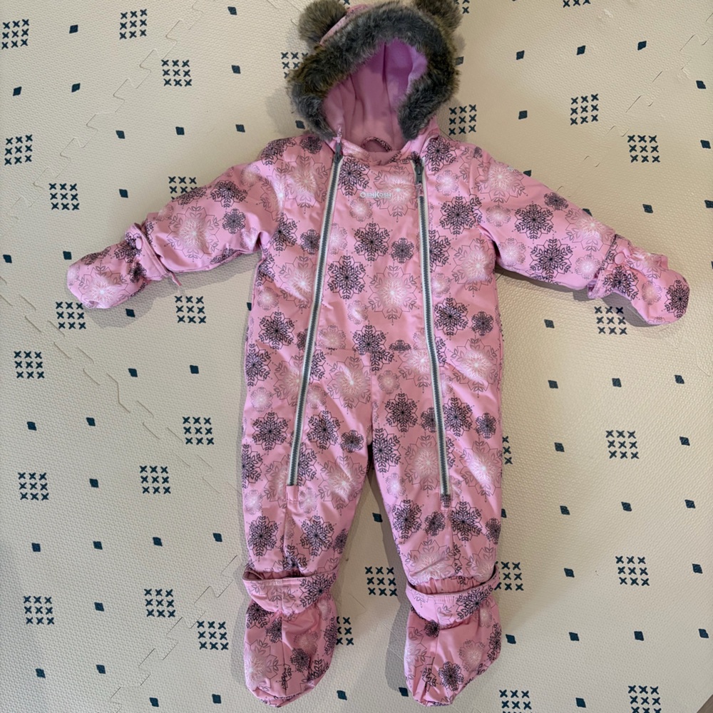 Brand new Oshkosh pink snow suit size 12M